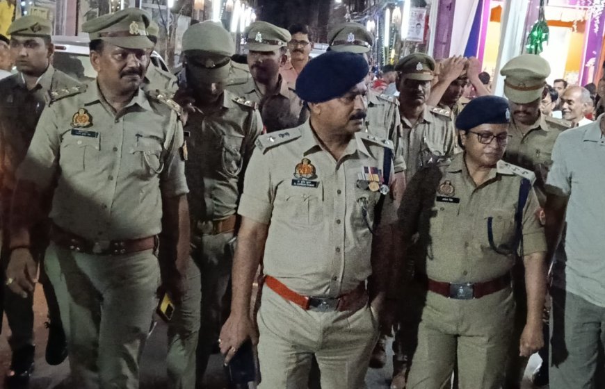 पुलिस अधीक्षक में नगर में भृमण कर परखी देवी पंडालौ की सुरक्षा व्यवस्था