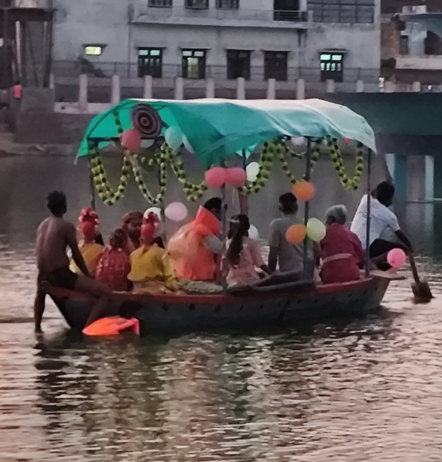 ऐतिहासिक राम लीला में केवट ने भगवान को पार कराई सरयू नदी