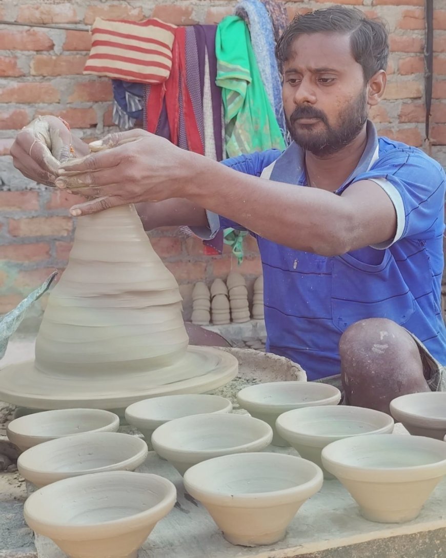 दीपावली पर्व पर घरों को रोशन करने के लिए कुम्भकार के चाक ने पकड़ी रफ्तार