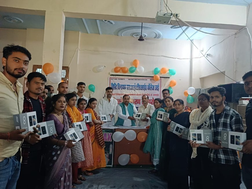 सिद्धि विनायक आई टी आई के छात्र, छात्राओं को बांटे गए टेबलेट