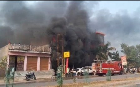 महेन्द्रा एजेंसी में लगी भीषण आग, एक करोड़ का सामान जलकर राख