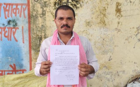 आवास की सूची गलत तरीके से बनाये जाने का प्रधान व सचिव पर लगाया आरोप