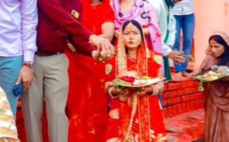 उगते हुए सूर्य को अर्ध्य देकर छठ पूजा का समाधान हुआ