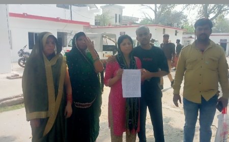 फांसी लगाकर आत्महत्या करने वाली युवती के परिजनों ने एसपी को सौपा शिकायती पत्र