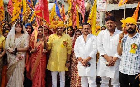 भजन संध्या के पूर्व पागल प्रेमियों ने निकाली शोभायात्रा