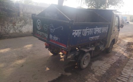 बिना नंबर प्लेट दौड़ रहे नगर पालिका के वाहन: यातायात नियमों की अनदेखी