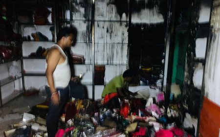साड़ी की दुकान में आग लगने से करीब 20 लख रुपए का माल जलकर हुआ खाक