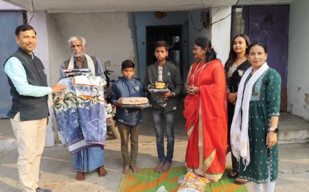 समाज सेवी की पहल पर दिव्यांग परिवार की मदद करने पहुंचे जिला प्रोवेशन अधिकारी