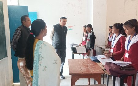 राजकीय विद्यालय के निरीक्षण में कम छात्र मिलने पर एसडीएम ने दिये निर्देश