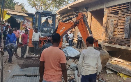नगर पालिका ने दो अवैध दुकानों पर चलाया बुलडोजर
