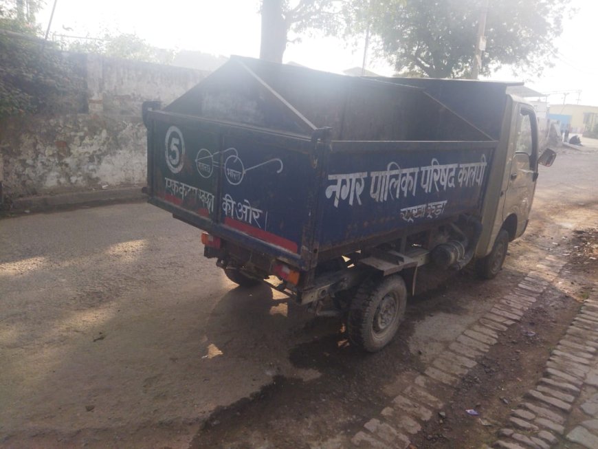 बिना नंबर प्लेट दौड़ रहे नगर पालिका के वाहन: यातायात नियमों की अनदेखी