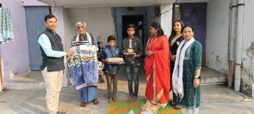 समाज सेवी की पहल पर दिव्यांग परिवार की मदद करने पहुंचे जिला प्रोवेशन अधिकारी