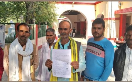 दबंगों द्वारा नाले पर कब्जा को लेकर ग्रामीणों ने अतिरिक्त मजिस्ट्रेट को सौंपा ज्ञापन