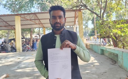 रोड पर कब्जा करने को लेकर सभासद ने एस डी एम को सौंपा पत्र