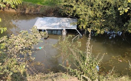 बारात से वापस लौट रही कार अनियंत्रित होकर खाई में पलटी,कार में सवार दूल्हे के चाचा की मौत,