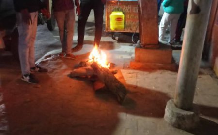 बढ़ती सर्दी को देखकर नगर पालिका ने आठ प्रमुख चौराहों पर जलवाये अलाव