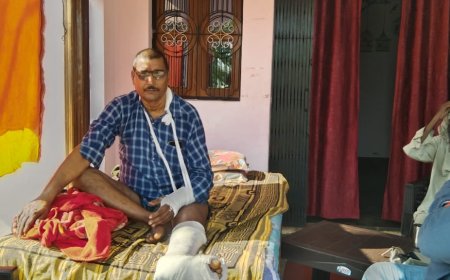 सड़क हादसे में घायल अधेड़ के घर देखने वालों का लगा ताँता