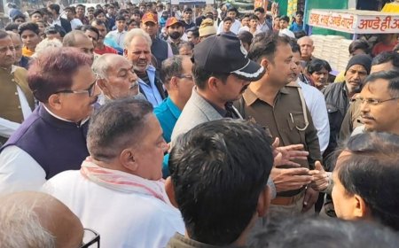 एट कस्बे में पदयात्रा निकाल रहे राजा बुंदेला व पुलिस कर्मियों में हुई तीखी झड़प