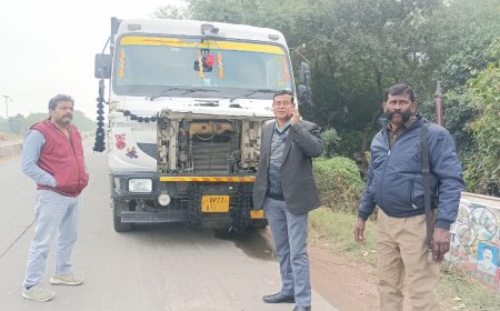 एसडीएम ने हाइवे में बगैर प्रपत्रों के ओवरलोड मौरम लदे दो ट्रकों को पकड़ा