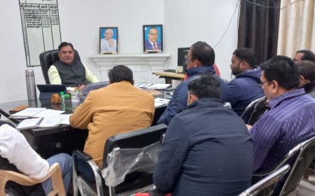 खंड विकास अधिकारी ने आवास पूर्ण कराने को लेकर कसे सचिव व तकनीकी सहायकों के पेंच।