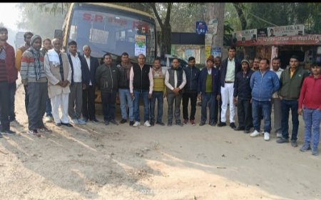 कुर्मी महाकुंभ में शामिल होने के लिए बीकापुर से कई गांव से लोग रवाना।