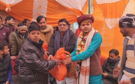 कपिल महाराज के जन्म दिवस पर बुजुर्गों और बच्चों को की गयी सामग्री वितरण