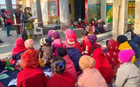 कस्तूरवा विद्यालय में एस डी एम ने निरीक्षण के साथ किया शिक्षण कार्य