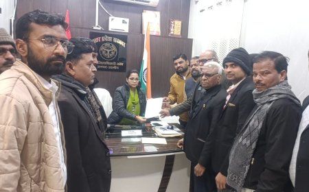 बार एसोशिएशन ने डी एम को सम्बोधित मांग पत्र एस डी एम को सौंपा