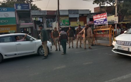 प्रयागराज हाईवे के किनारे मिलिट्री ग्राउंड में कोतवाली पुलिस द्वारा वाहनों के लिए बनाया गया अस्थाई होल्डिंग एरिया