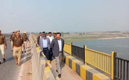 जिलाधिकारी ने उच्च अधिकारियों के साथ यमुना पुल का किया औचक निरीक्षण