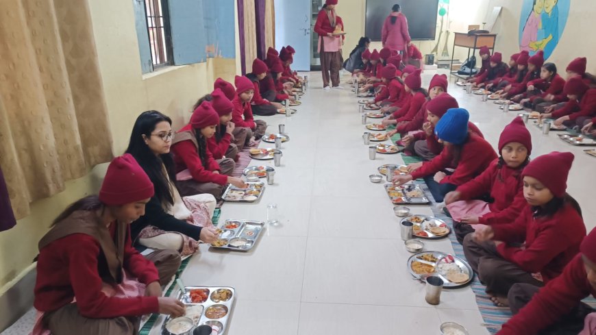 कस्तूरवा विद्यालय में एस डी एम ने शिक्षण के बाद परखी भोजन की गुणवत्ता