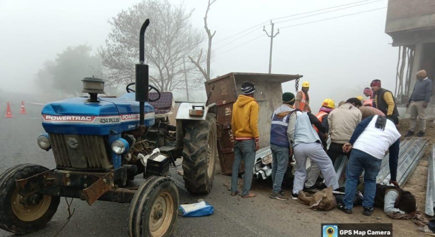 लोहे का सामान लादकर जा रहा ट्रैक्टर अनियंत्रित होकर पलटा, तीन लोग घायल