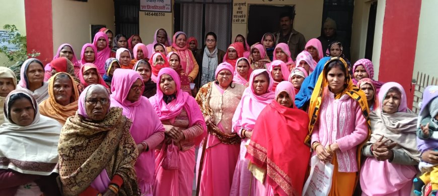 गुलाबी गिरोह ने मुख्यमंत्री को सम्बोधित 5 सूत्रीय ज्ञापन एस डी एम को सौंपा