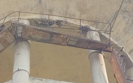 पानी की टँकी की सीढ़ियां हुई क्षतिग्रस्त अनहोनी की प्रबल संभावना