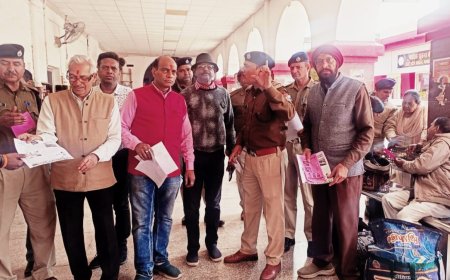 स्टेशन पर पर्चा बाँट कर जहर खुरानी गिरोह से किया आगाह