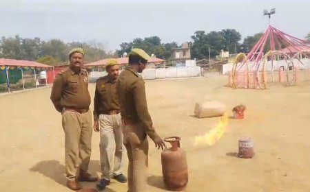 अग्नि शमन विभाग के अधिकारियों द्वारा दिया गया आग बुझाने का प्रशिक्षण