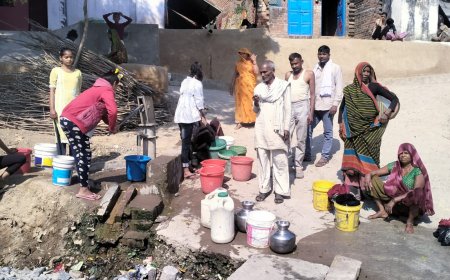 बूंद बूंद पानी को तरसते दलित मोहल्ला के वाशिंदे