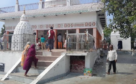 बम बम भोले के जयकारों से गूंजे शिवालय