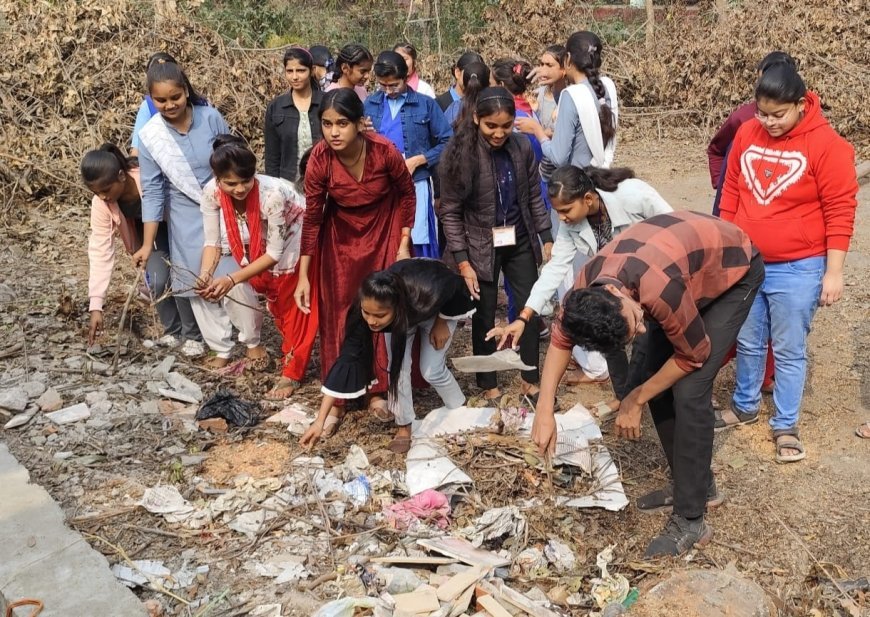 एम पी डी सी महाविद्यालय में एनएसएस शिविरार्थियों ने स्वच्छता अभियान चलाया