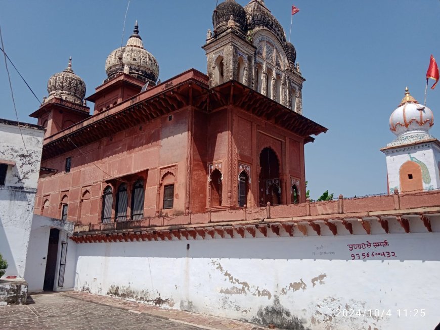 यमुना तट पर राधा कृष्ण को समर्पित महलनुमा चित्ताकर्षक मंदिर