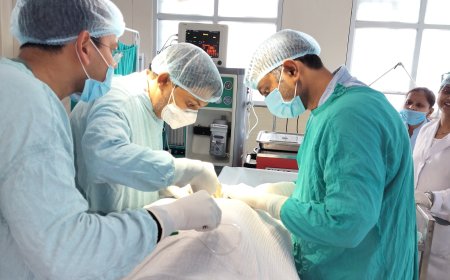 राजकीय मेडिकल कॉलेज जालौन में दुर्लभ सर्जरी, कटी श्वासनली वाले मरीज का सफल ऑपरेशन