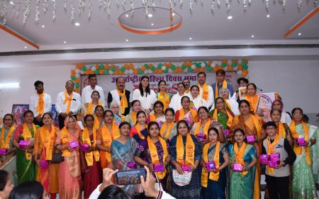 महिला कल्याण निदेशक ने महिलाओं के साथ खेली फूलों की होली