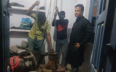 समरसेविल मोटर फुंकने से ठप्प नलकूप को सुधारने में जुटे कर्मचारी