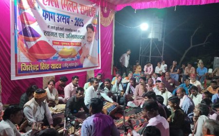 होली मिलन समारोह एवं फागोत्स्व कार्यक्रम में ग़ुलाल लगाकर गले मिले लोग