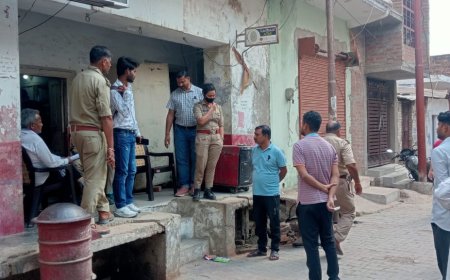 कोर्ट के आदेश पर भवन स्वामी ने पुलिस की मौजूदगी में उप डाक घर का सामान सड़क पर फेका