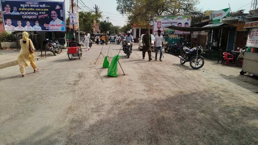 बैरिकेटिंग लगाकर सड़क की मरम्मत करने पर यातायात प्रभावित