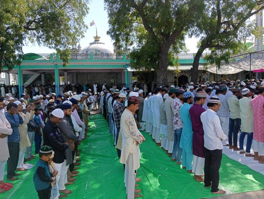 चाक चौबंद व्यवस्थाओं के बीच हजारों नमाजियों ने अदा की जुमे की नमाज