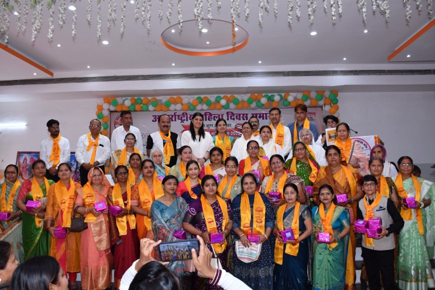 महिला कल्याण निदेशक ने महिलाओं के साथ खेली फूलों की होली