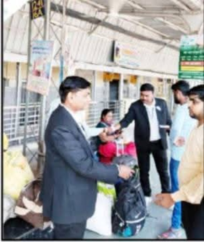 रेलवे में अभियान चलाकर बिना टिकट यात्रियों से वसूले करीब 60000