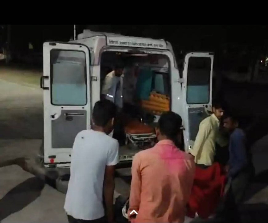 वैन की टक्कर से बाइक के उड़े परखच्चे, दो की मौत एक गंभीर